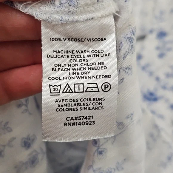 LOFT Floral White and Blue Women's Blouse - Picture 9 of 9